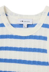 Suéter a rayas con líneas horizontales azules y blancas, hecho de un tejido de punto texturizado, con un cuello redondo y una etiqueta de marca.