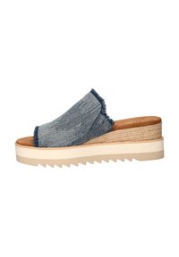 Denim slipper sandaal met rafelige rand, beige platformzool, gestructureerde geweven tussenzool en zigzagloopvlak. Casual openteen ontwerp.