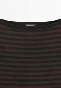 Bruin en zwart gestreept shirt van geribd stof, met een afgeronde halslijn en een label met de tekst "Massimo Dutti" aan de achterkant.