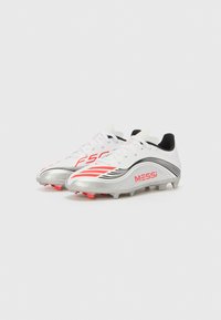 Crampons de football blancs et argentés avec des accents rouges, des détails noirs et une marque bien visible. Présente un design épuré et une surface texturée.