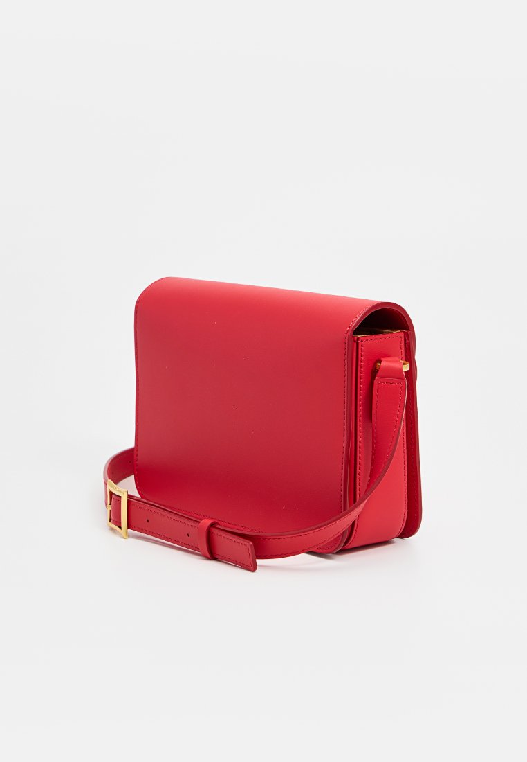 Rote Leder-Umhängetasche mit flachem Design, verstellbarem Tragegurt und goldener Schnalle. Glatte Textur mit strukturierter Form und ohne sichtbare Muster.