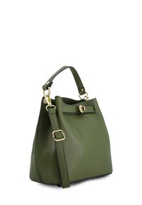 Grøn læderhåndtaske med tekstureret overflade, guldfarvet hardware, et håndtag øverst og en justerbar skulderrem. Har et simpelt design.