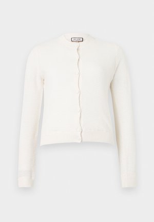 Cardigan blanc à manches longues en maille avec fermeture par boutons et poignets et ourlet côtelés, présentant un motif texturé subtil.