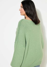 Studio Untold V-HALS WIJDE LANGE MOUWEN - Strickpullover - sage green