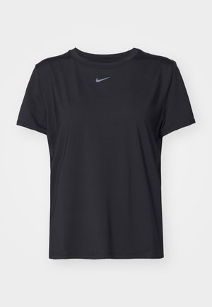 Mustat lyhythihaiset t-paidat, jotka on valmistettu pehmeästä, kevyestä kankaasta. Sitä koristaa pieni sininen Nike-logo, joka on keskitetty rinnalla, pyöreä kaula-aukko ja rento istuvuus.