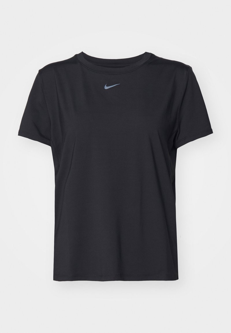 Schwarzes T-Shirt mit kurzen Ärmeln aus weichem, leichtem Material. Es hat ein kleines blaues Nike-Logo in der Mitte der Brust, einen runden Halsausschnitt und eine lockere Passform.