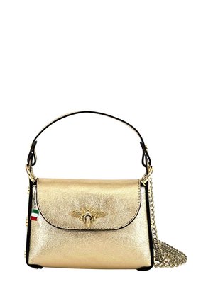 Goldfarbene metallische Lederhandtasche mit einem Bienenmotiv, schwarzem Rand, einem oberen Griff und einem Kettenriemen. Kompakte rechteckige Form mit strukturierten Oberfläche.