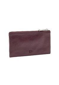 Bordowy skórzany portfel o prostokątnym kształcie i gładkiej fakturze. Posiada zamek błyskawiczny i tłoczone logo na przedniej stronie.