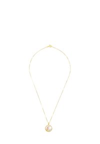 Collana d'oro con una catena delicata e un pendente circolare che presenta un design floreale in tonalità di rosa e oro. Chiusura semplice con moschettone.