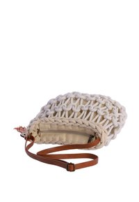Bolso beige tejido al estilo macramé con forro interior suave, bolsillo con cremallera y correa de hombro de cuero marrón ajustable.