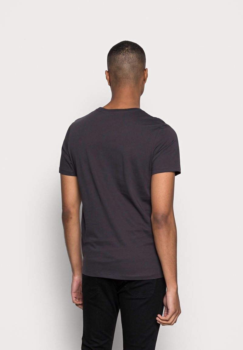 Dunkelgraues T-Shirt mit kurzen Ärmeln und Rundhalsausschnitt, aus weicher Baumwolle, von hinten gezeigt. Minimalistisches Design, keine sichtbaren Muster oder Akzente.