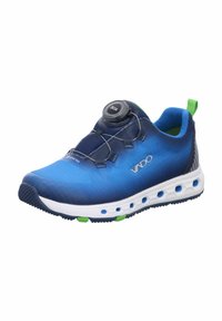 Scarpa da ginnastica blu con un design a gradiente, dettagli in rete, un sistema di allacciatura BOA circolare e dettagli verdi sulla suola e sulla linguetta.