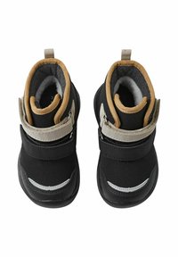 Schwarz-braune Kinderstiefel mit weichem Futter, zwei verstellbaren Riemen und einer strukturierten Gummisohle für guten Halt.