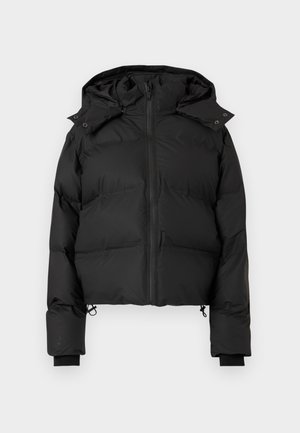 Juodas paminkštintas žieminis džemperis su gobtuvu, priekyje su užtrauktuku ir reguliuojamomis raištelėmis ties apatine dalimi, pristatytas ant vientiso balto fono.