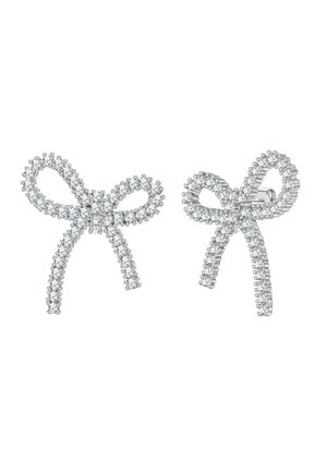Des boucles d'oreilles en argent en forme de nœuds, ornées de strass scintillants, présentant des détails complexes et une finition polie.