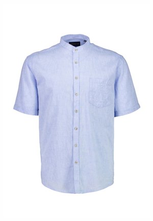 Hellblaues Herrenhemd mit kurzen Ärmeln, Stehkragen, durchgehender Knopfleiste und einer einzelnen Brusttasche.
