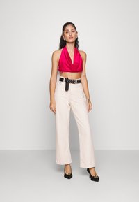 Vero Moda Petite VMKAREN ULLA HALTERNECK - Blusa - love posion