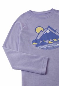 Jasnofioletowa koszula z długim rękawem z grafiką przedstawiającą góry i słońce w kolorach niebieskim i żółtym. Miękka tkanina, okrągły dekolt i ściągacze przy mankietach.