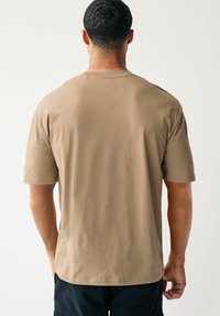 Next ESSENTIAL CREW NECK - Lihtne T-särk - stone brown