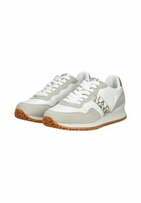 Baskets pour hommes avec une tige en cuir blanc, des accents en suède gris clair et une semelle en caoutchouc texturée de couleur beige contrastante.