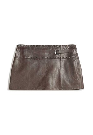 Bruine leren mini rok met een studs tailleband en een riemlus met een gesp, een gladde textuur en een strakke, rechte uitstraling.