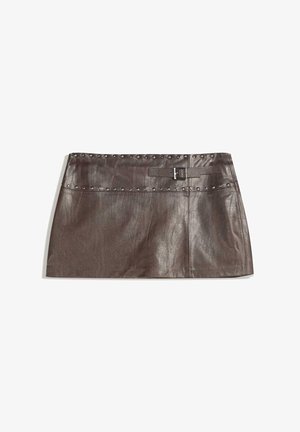 Brauner Leder-Minirock mit einem genagelten Bund und einem Gürtelschlaufen mit Schnalle, glatter Textur und schlankem, geradem Design.