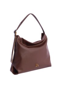 Bolso de hombro de cuero marrón con un diseño holgado, que cuenta con una correa larga y un detalle de logotipo en tono dorado en el frente. Textura suave.