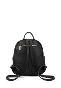 Zaino in pelle nera caratterizzato da una superficie testurizzata, spallacci doppi, maniglia superiore e una tasca con zip color oro sul fronte.