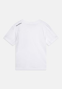 Camiseta de algodón blanca con mangas cortas, cuello redondo y texto de marca en negro en la parte superior de la espalda. Textura suave, corte clásico.