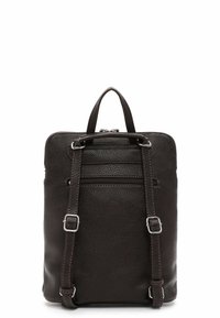 Hnědý kožený batoh s texturovaným povrchem, dvojitými nastavovacími popruhy, horním madlem a zipovou přední kapsou.