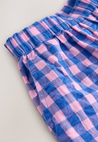 Blauw en roze geruit stof met een elastische tailleband, met een zachte textuur en een casual ontwerp in een vierkant patroon.