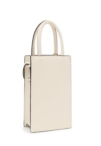 Bolso de mano en forma rectangular de material sintético crema con ribete negro contrastante, con asas dobles y un perfil esbelto.