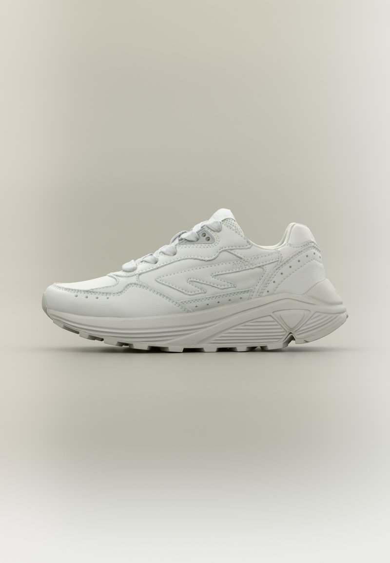 Bijela sportska cipela s teksturiranim gornjim dijelom od kože, vezicama, jastučićem u srednjem dijelu i gumenim potplatom s uzorkom za prianjanje.