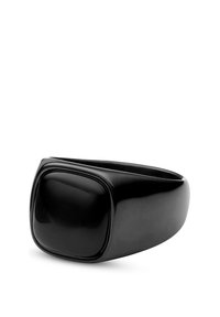 Svart harpiksring med en stor, avrundet rektangulær topp og en glatt, polert overflate. Ringen bøyer seg oppover, noe som gir et moderne uttrykk.