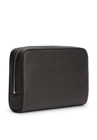 Μαύρη τσάντα από συνθετικό δέρμα με υφή γεωμετρικού μοτίβου, ορθογώνιο σχήμα και ασημένιο φερμουάρ κατά μήκος της μιας πλευράς.