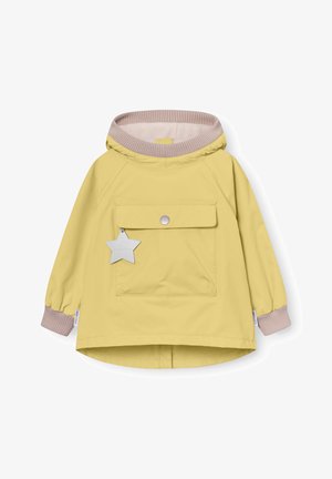 Żółta dziecięca kurtka przeciwdeszczowa z kapturem, beżowe prążkowane mankiety i dekolt, przednia kieszeń na guziki oraz odblaskowa zawieszka w kształcie gwiazdy.