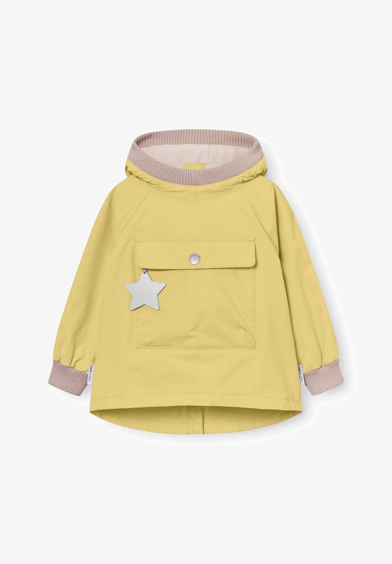 Κίτρινο παιδικό αδιάβροχο μπουφάν με κουκούλα, μπεζ ριμπ μανσέτες και λαιμόκοψη, μπροστινή τσέπη με κουμπί και αστέρι αντανάκλασης σε σχήμα ταμπέλας.