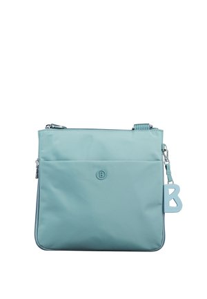 Sac bandoulière carré bleu clair avec poche avant, fermeture éclair et un pendentif "B" suspendu sur le côté droit.
