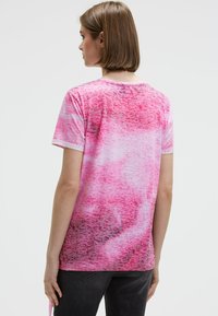 Short-sleeve t-shirt in gradient pink, featuring a textured print, crew neckline, and a relaxed fit, showing the back view.
