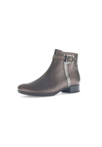 Bruine leren enkellaars met een gladde afwerking, een zijgesp als accent en een lage blokhak. Bevat een textured strook langs de zijkant.