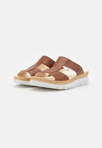 Brune læder slip-on sko med vævede jute mellemsåler og hvide gummiydersåler; har åben tå og udskæringsdesign.