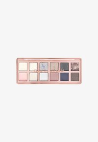 Paleta de sombras de ojos con 12 tonos en acabados mate y con brillo, que incluye tonos blanco, rosa, plateado, gris, púrpura y marrón en un estuche rectangular rosa.