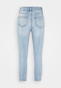 Jeans ajustados de color azul claro hechos de mezclilla. Cuentan con una cintura alta, dos bolsillos traseros y un dobladillo limpio. Tejido texturizado con un lavado desgastado.