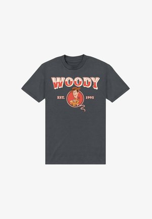 Tmavě šedé tričko s kreslenou postavičkou kovboje uvnitř kruhu z lana, nad ním text "WOODY" a po stranách "EST. 1995".