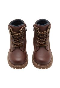 Botine din piele maro cu vârfuri rotunde, suprafață texturată, ochiuri metalice și șireturi maro. Prezintă un guler căptușit și tălpi robuste.