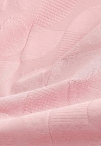 Tissu tricoté rose doux avec un motif de formes géométriques texturées comprenant des cercles et des rectangles dans différents styles de tricot.