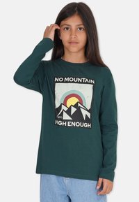 Grön långärmad t-shirt med en grafisk design med berg och en regnbåge. Mjuk bomullsmaterial med en avslappnad passform.