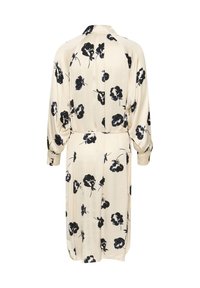Rochie de culoare crem, confecționată dintr-un material mătăsos, cu modele florale negre, guler și mâneci lungi. Croială lejeră, cu talie accentuată printr-un cordon.