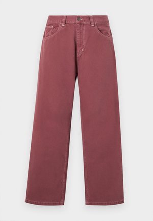 Jean bordeaux à jambes larges en coton avec une texture lisse, dotés de poches avant, de passants de ceinture et d'une fermeture à un bouton.