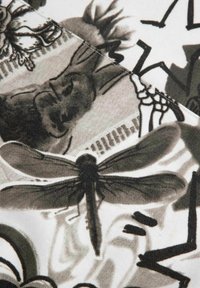 Tkanina w czarno-białe wzory, na której znajduje się ważka, stylizowana twarz oraz abstrakcyjne kształty, z różnymi teksturami i liniami w całej kompozycji.